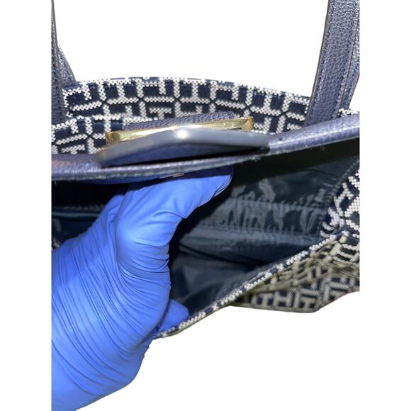 Navy blue and white Tommy Hilfiger satchel purse with built-in wallet - Picture 4 of 7